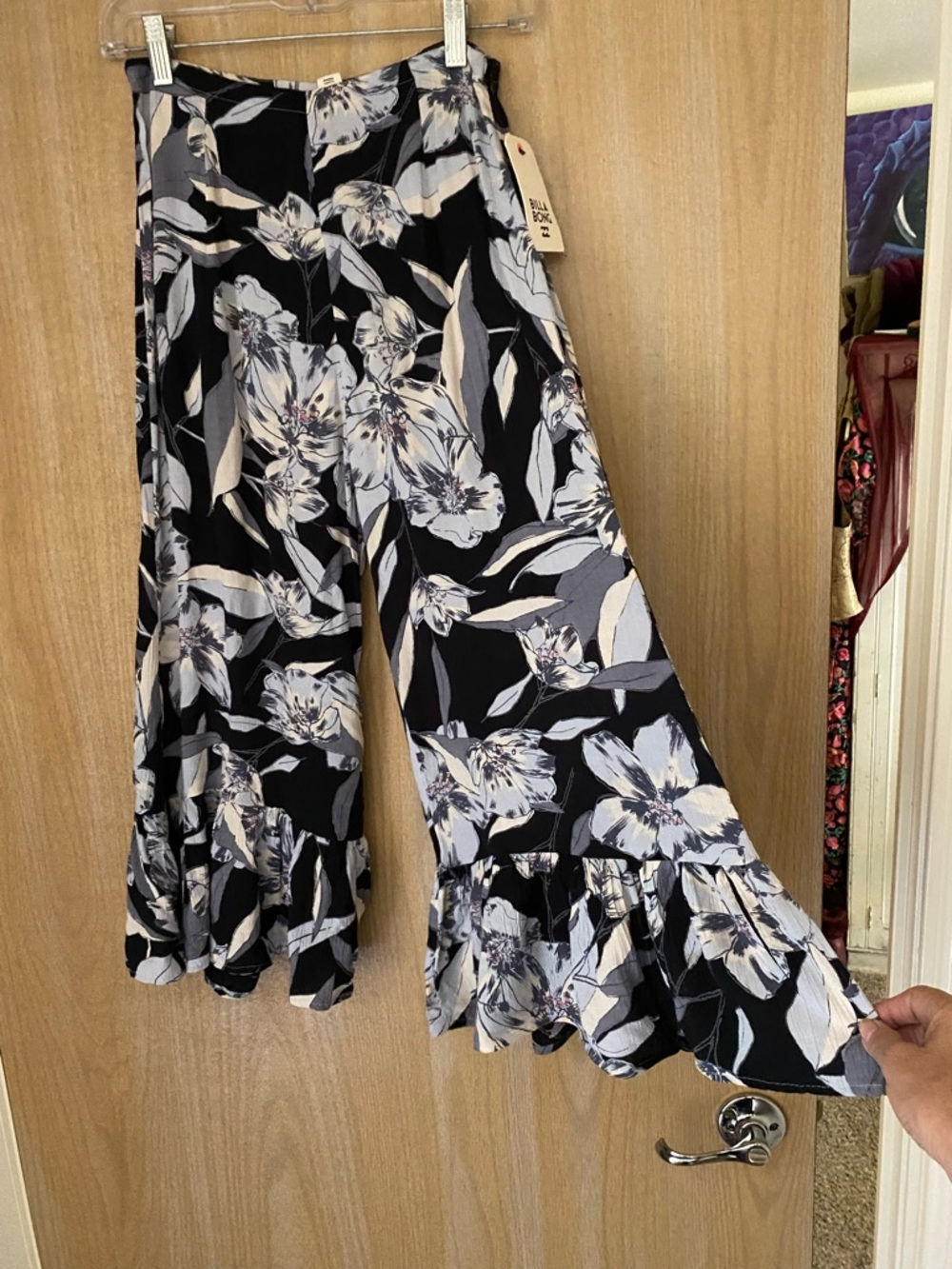 Billabong Blue & White Floral Ruffle-Hem Cropped Wide-Leg Pants - Picture 4 of 11